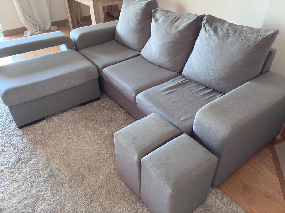 Sofa com chaise e puffs