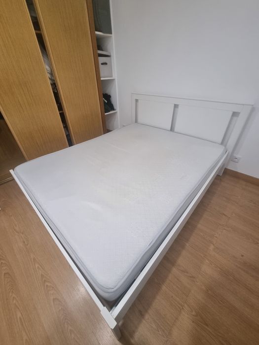 Cama de casal com colchão e estrado incluído