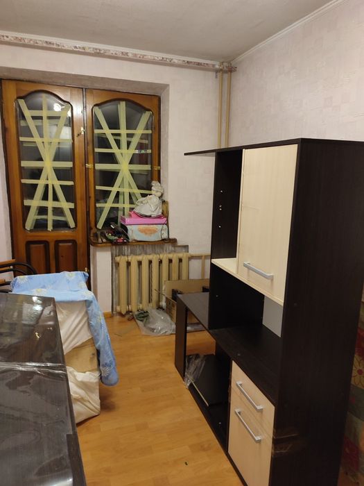 Стіл з поличками