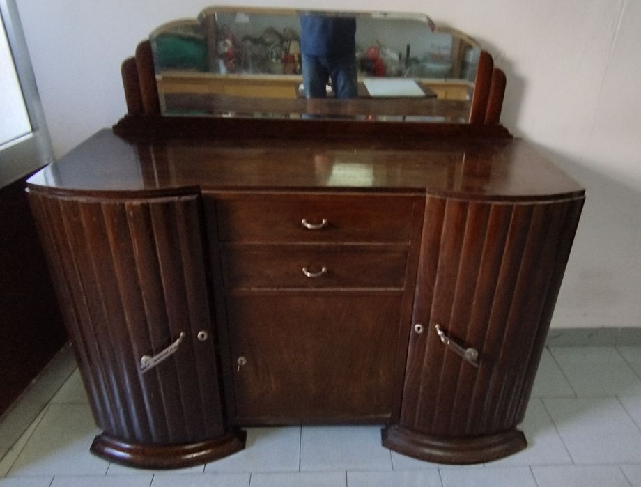 Móveis em madeira de castanho