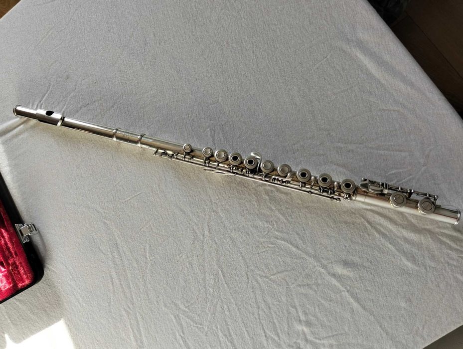 Flet poprzeczny Yamaha YFL 281 S z otwartymi klapami
