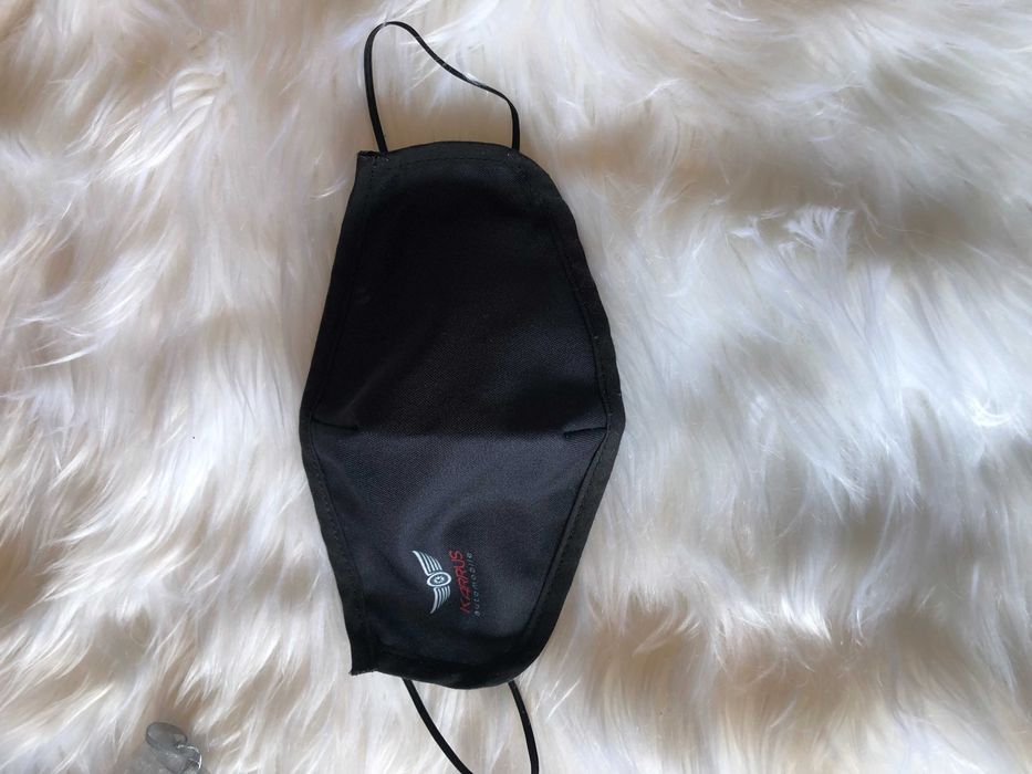 mascara preta com atilhos