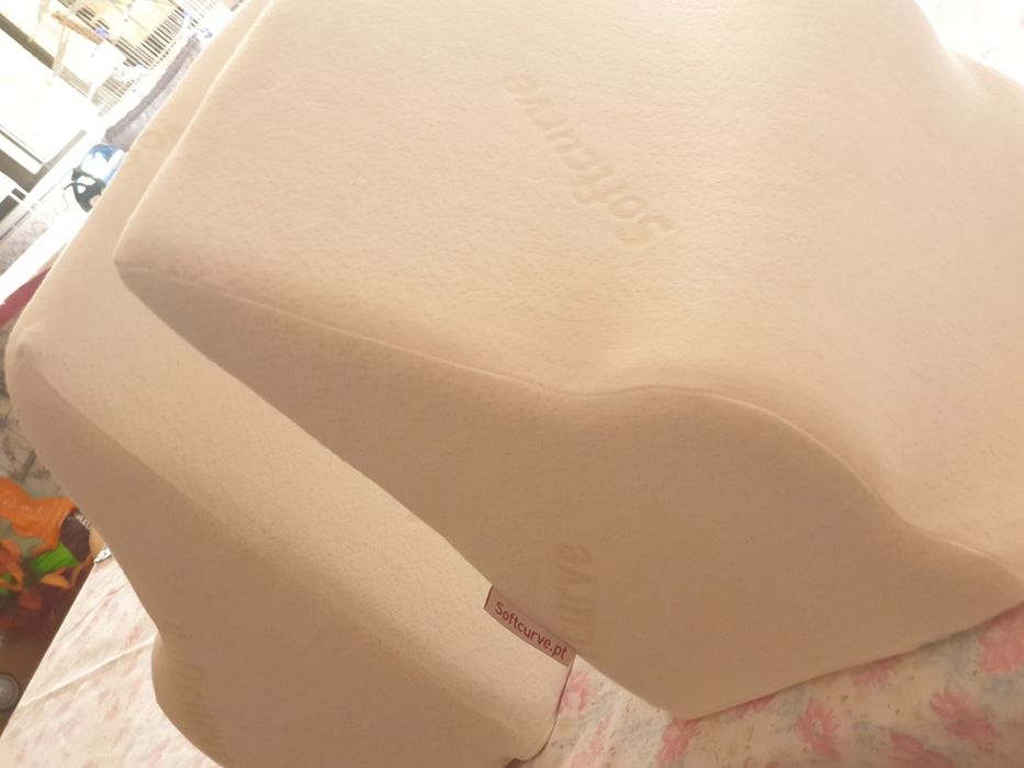 2 Almofadas  ortopedicas  de apoio triangular