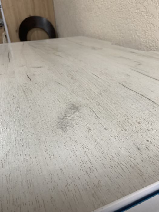 Стіл з металевими ніжками