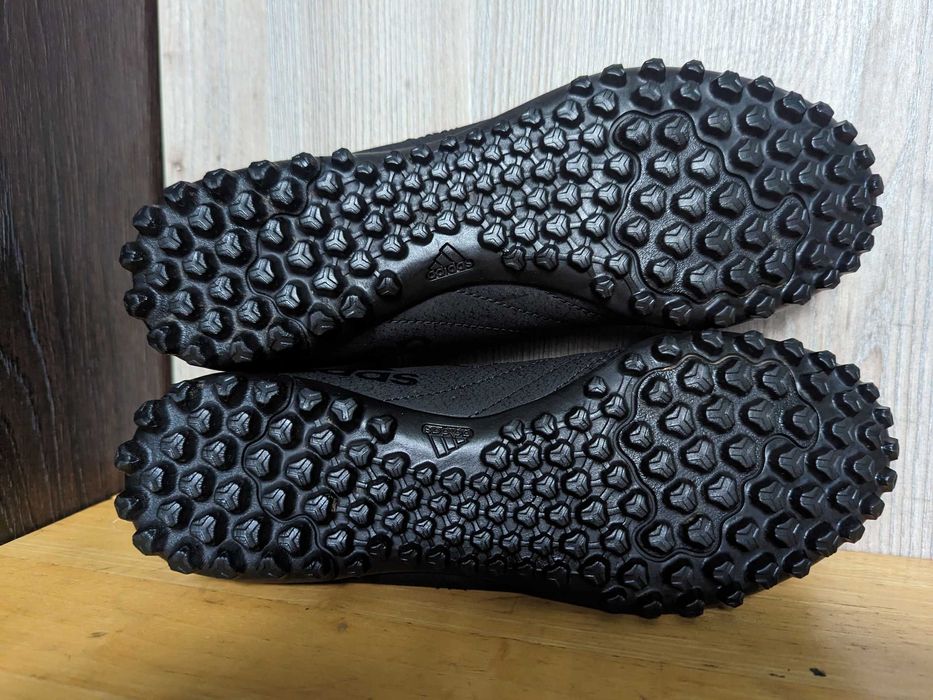 Adidas - футбольні сороконіжки, футзалки