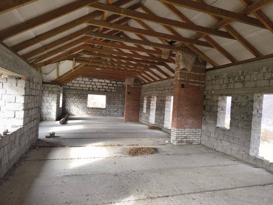 Продається 2-х поверхова забудова під готель в с. Солочин