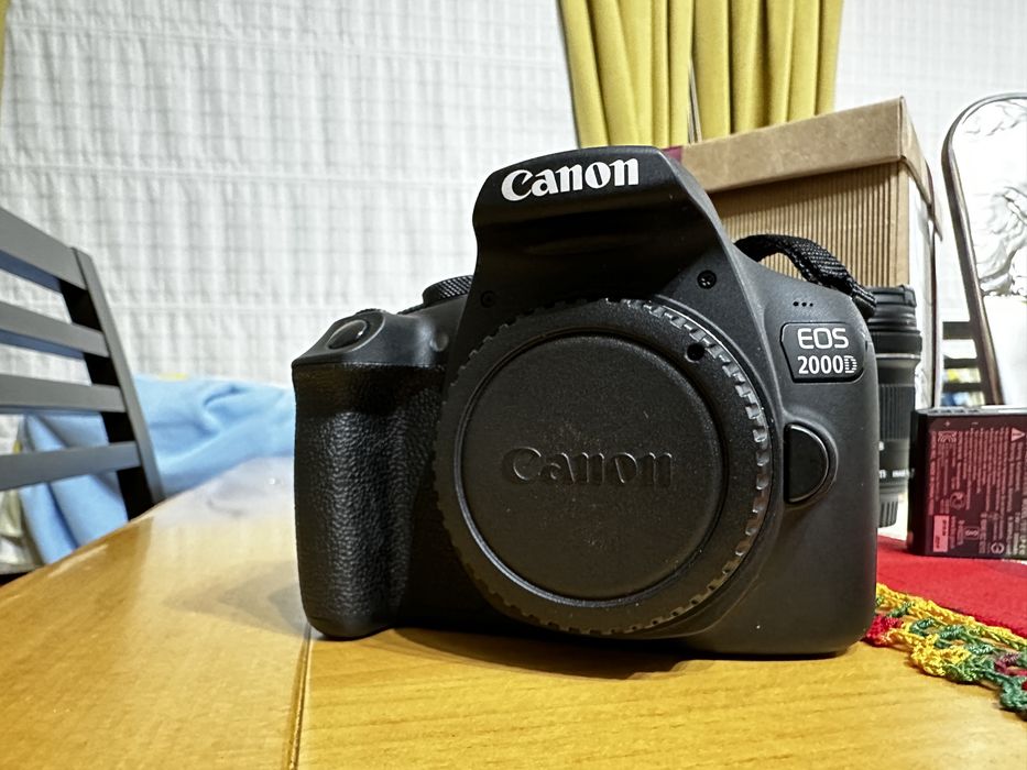 Canon 2000D + lente 18-55mm + 2xBateria  + saco de transporte
