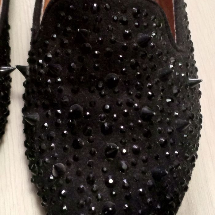 Чорні туфлі з шипами