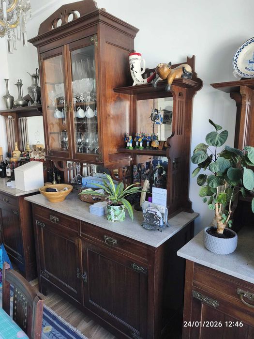 Móveis de sala de jantar em cerejeira com azulejos ingleses