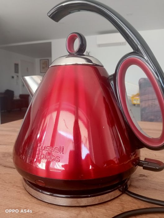 Nova- nunca foi usada -Chaleira Russel Hobbs retro vermelha