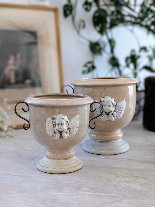 Donice w stylu barokowym z figuralnym motywem aniołków