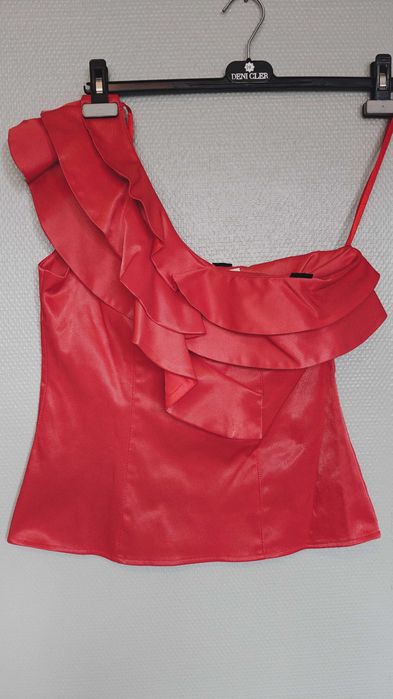 Wyjątkowa malinowa bluzka na jedno ramię