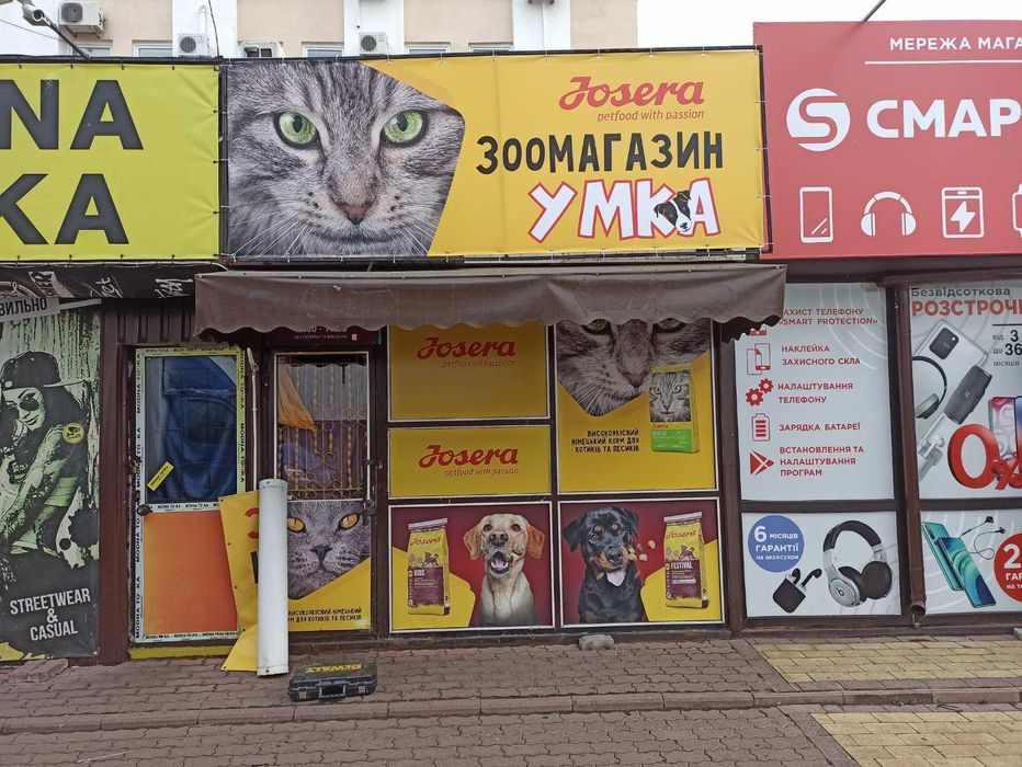 Оклейка окон, оформление витрин магазина, матирование стекла.