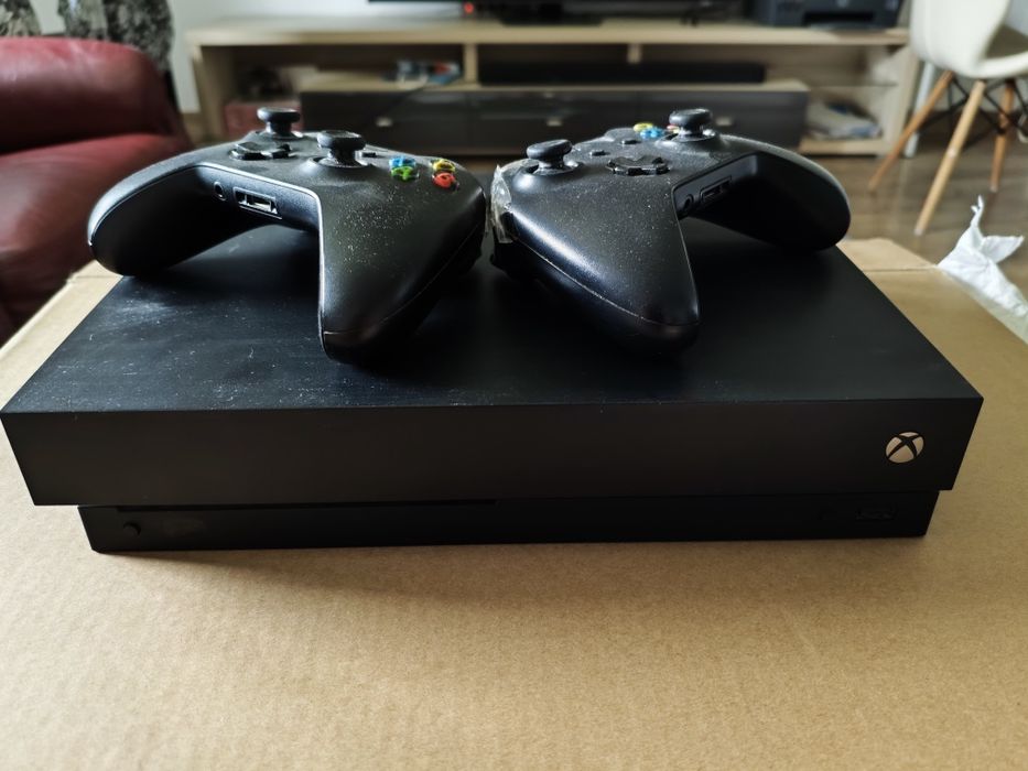Konsola Xbox One X 1TB z napędem oraz dwoma kontrolerami