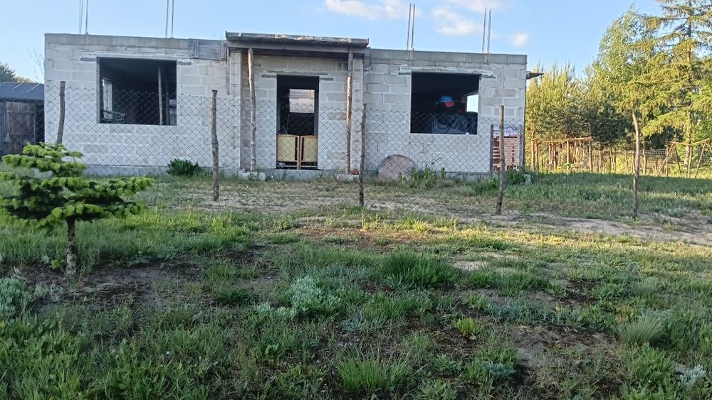 Sprzedam dużą działkę z rozpoczętą budową domu jednorodzinnego.