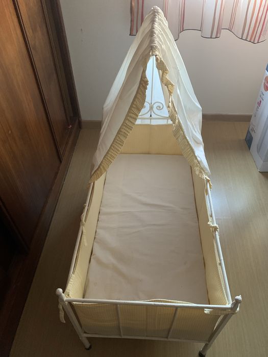 Berço antigo em ferro pintado