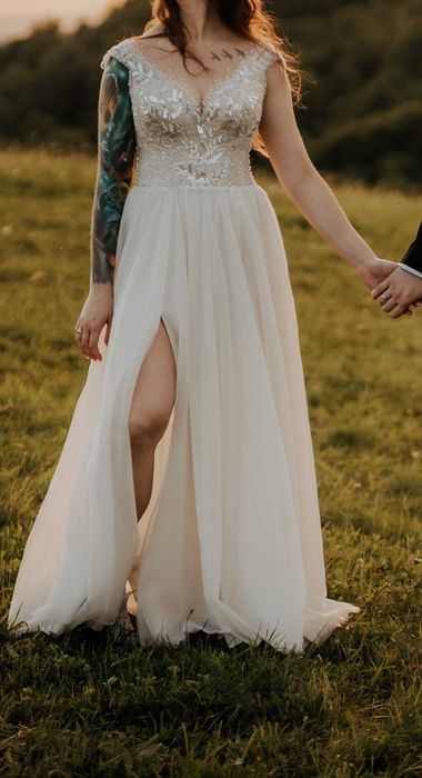 Suknia ślubna z rozcięciem na nogę