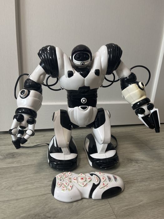 Інтерактивний робот WowWee Robosapien з пультом
