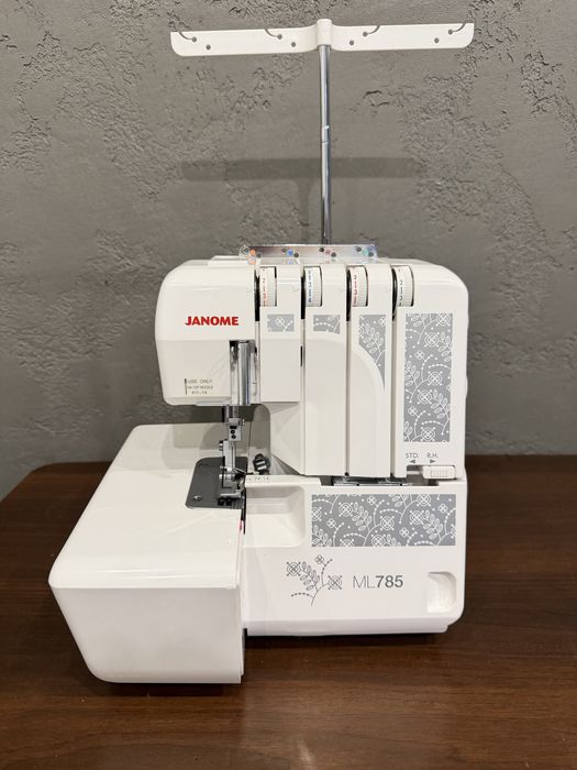 Продам оверлок Janome ML785