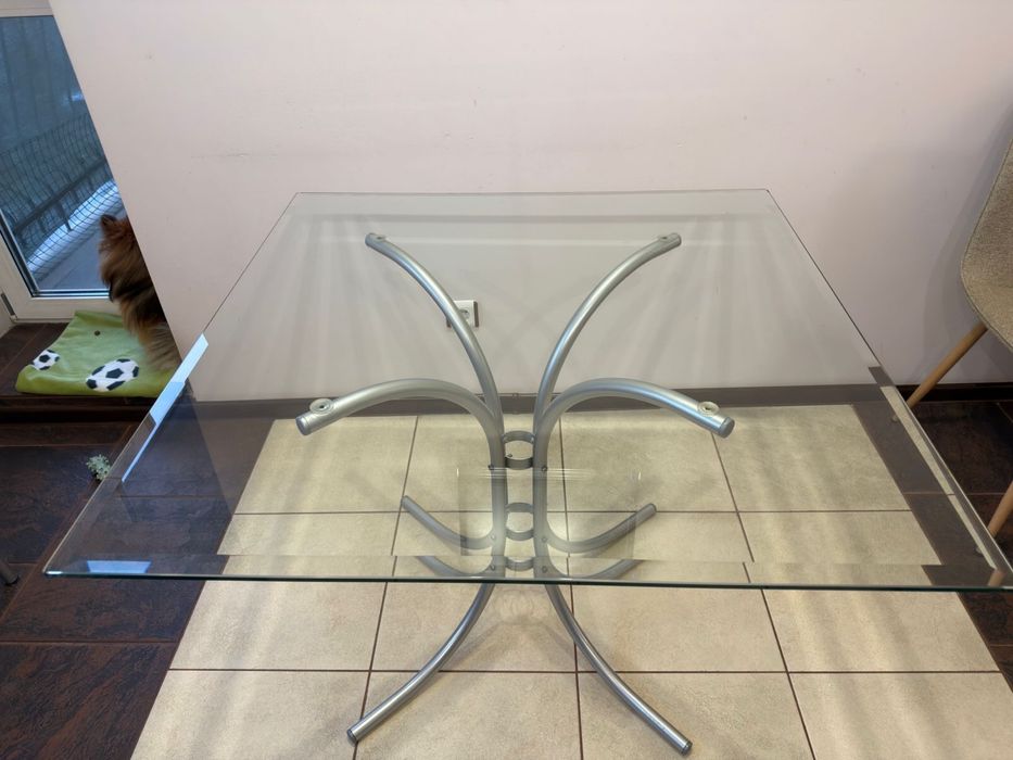 Кухонний стіл склянний