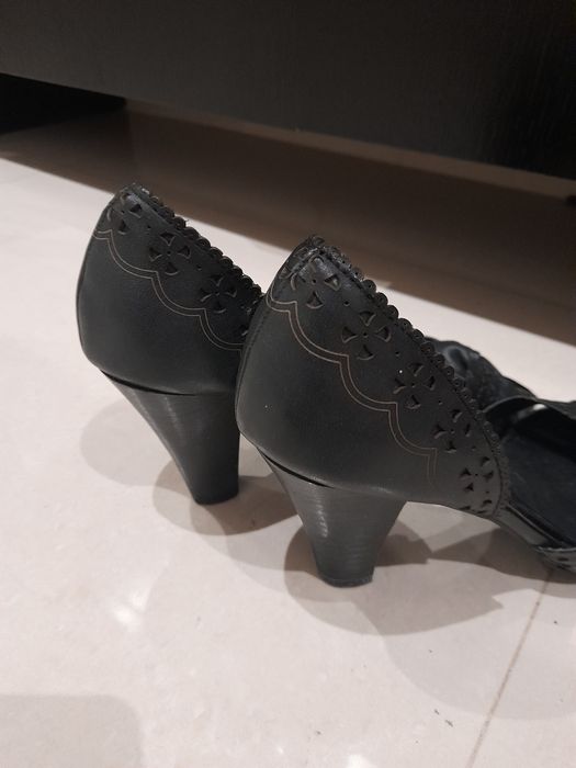 Sandália Preta com pormenor traçado [35]