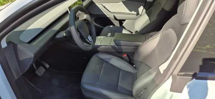 Tesla  model Y 2025