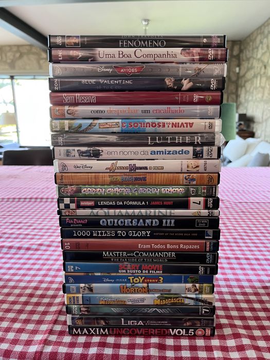 Vendo 235 CDs e DVDs
