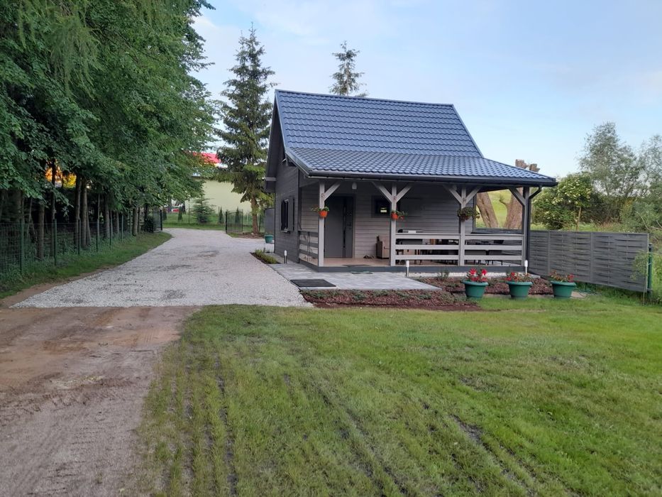 Domek nad jeziorem na Mazurach z linią brzegową