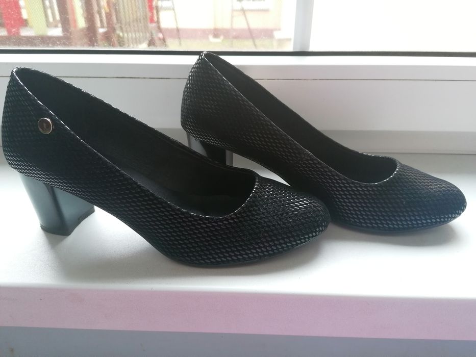 Buty na obcasie r. 39