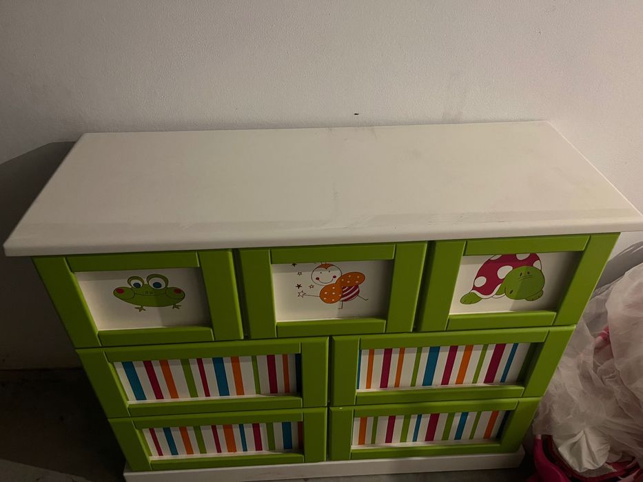 Cómoda pintada á mão