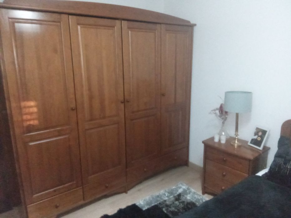 Mobília em castanho