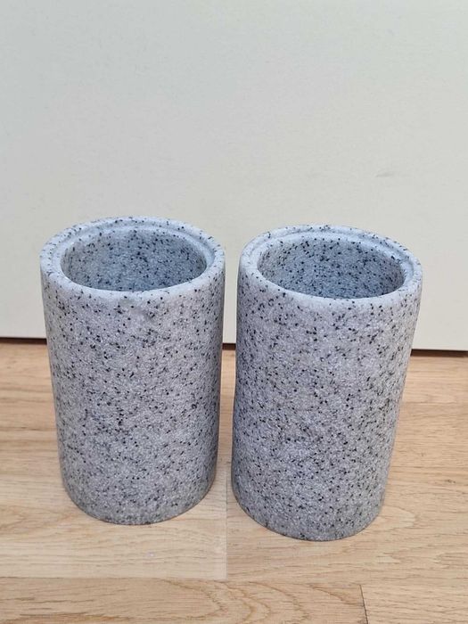Dwa pojemiki do łazienki