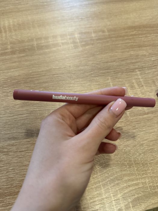 Олівець для губ Huda Beauty