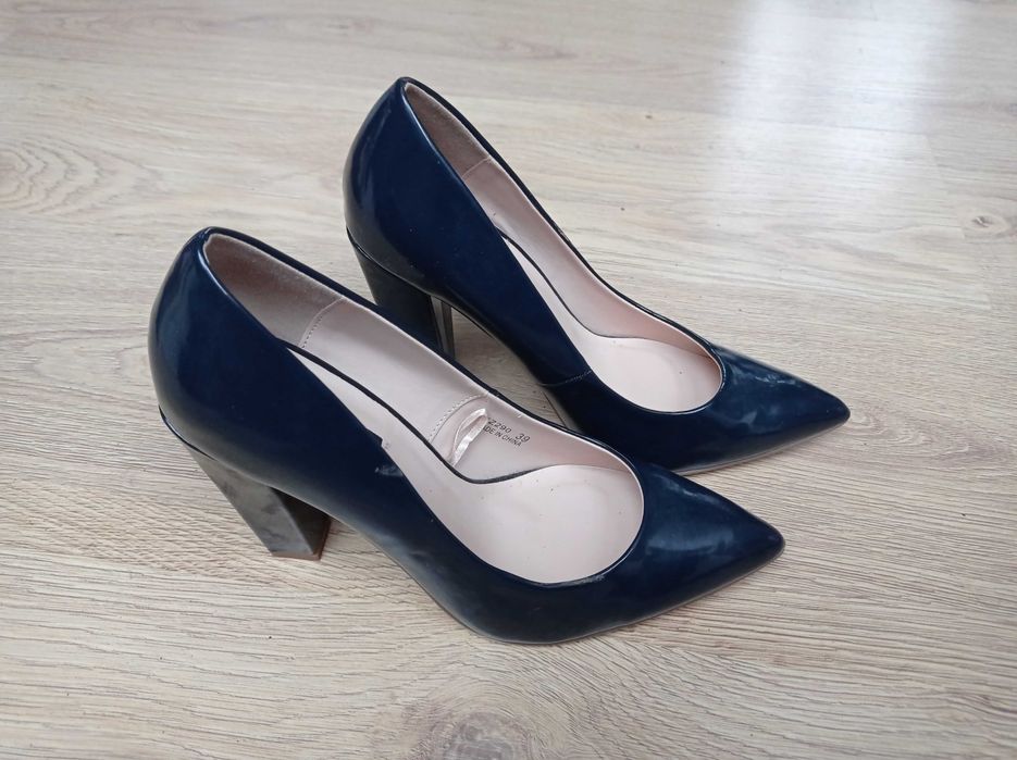 Buty damskie RESERVED r.39 na 11 cm obcasie. Granatowe.