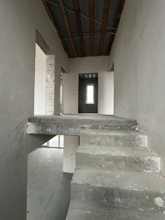 Продаж будинку у Ходосівці біля лісу та озера, закрита територія