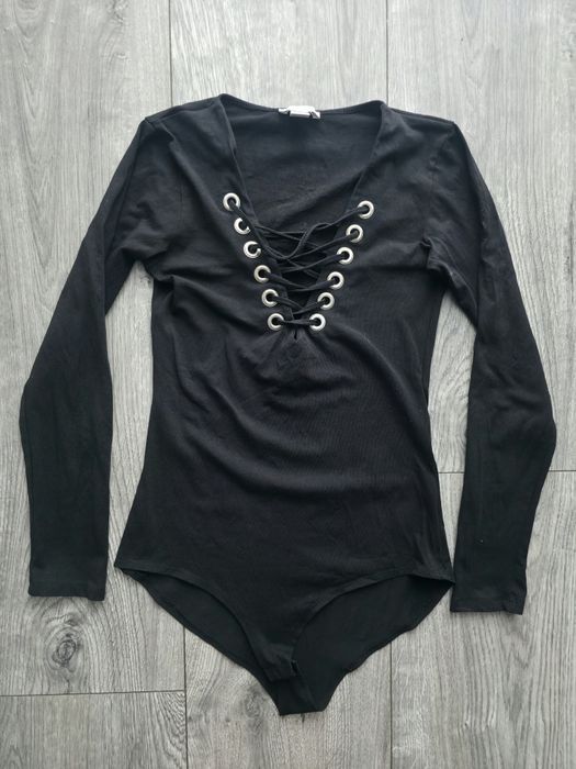 Wiązane sznurowane body na dekoldzie