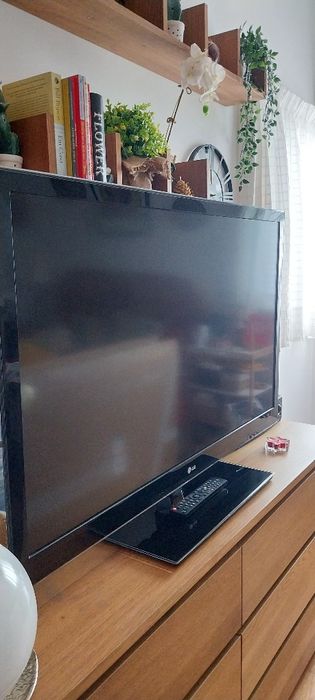 Televisão LG com comando incluído