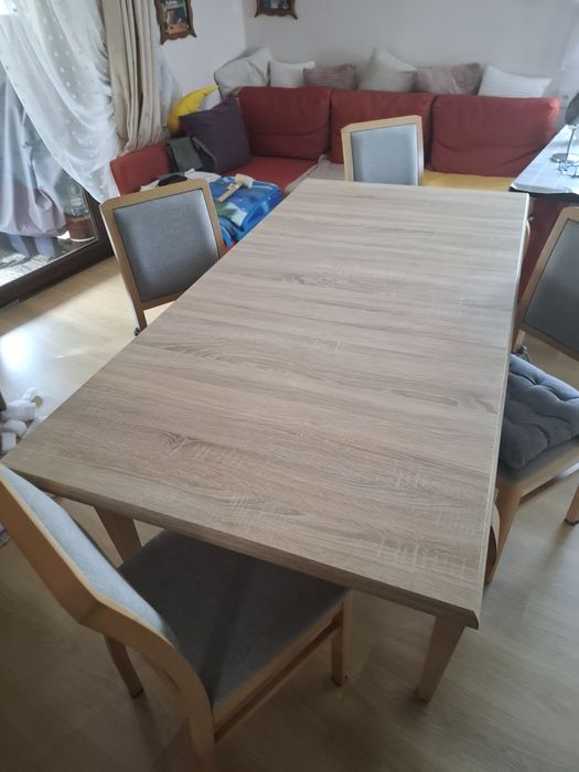 Duży pokojowy stół