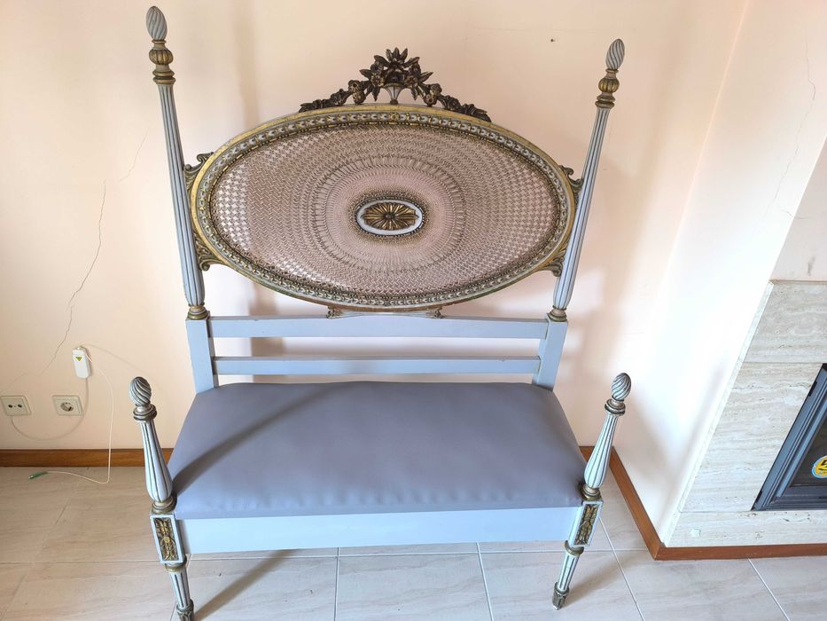 Banco modelo Luís XV cinza com talha dourada e Rattan