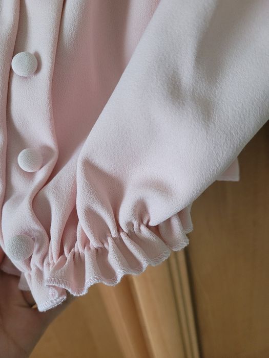 Pudrowo różowa bluzka hiszpanka