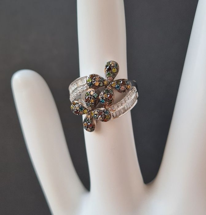 Pierścionek z diamentami, w srebrze rodowanym platyną