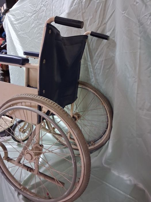 Cadeira de rodas antiga