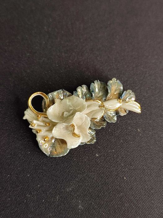 Porcelanowa Artystyczna Broszka - ciekawa
