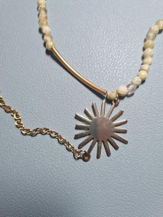 Wisiorek złoty słońce kamień naturalny stal
nierdzewna