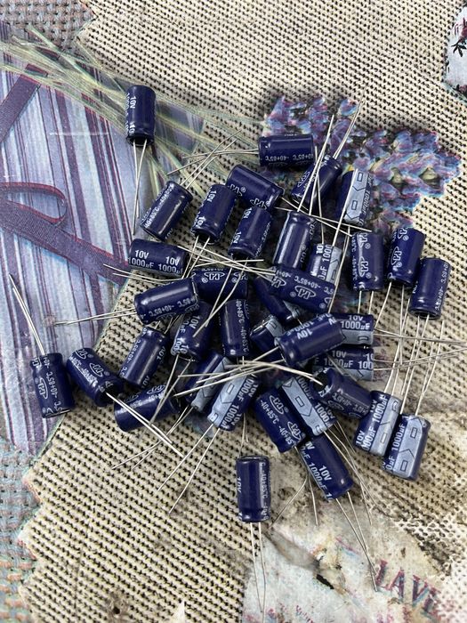 Конденсатори 10v 1000Мкф нові