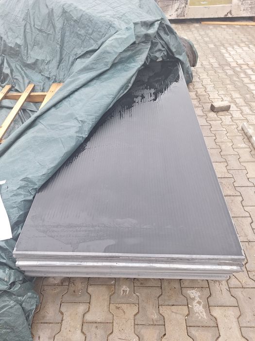 Poliwęglan komorowy mleczny gr. 16m - oklejony czarna folią