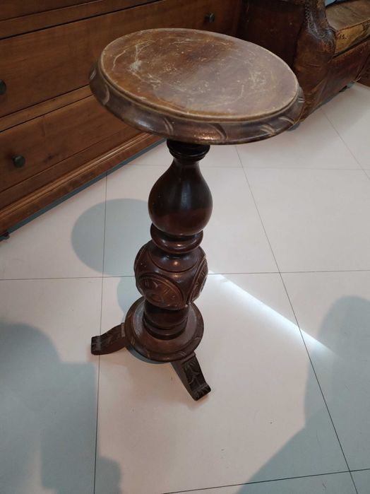 Bancos em madeira , mochos e outros