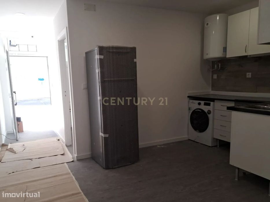 Loja dividida e convertida em 2 Apartamentos, Rio de Mouro - Possibili