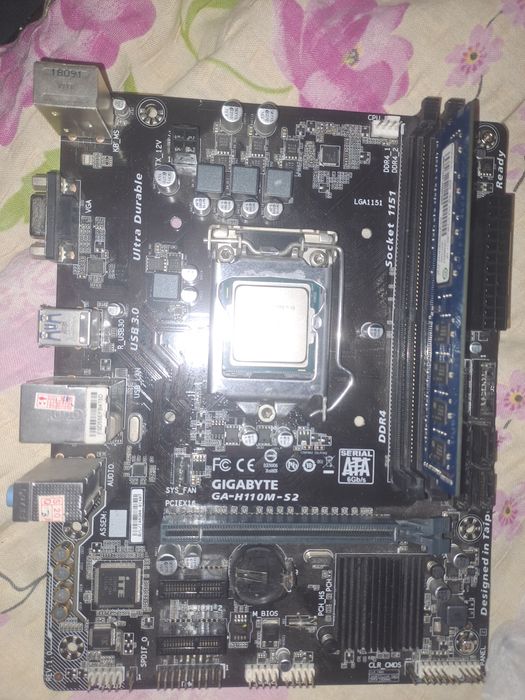 Материнська плата в зборі