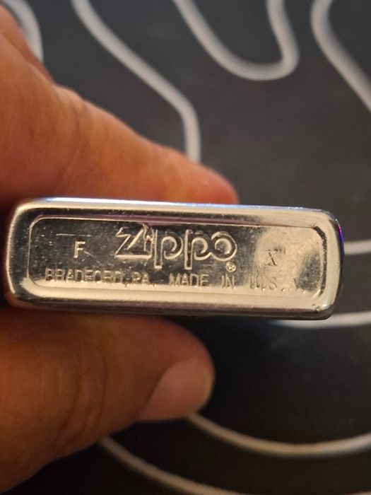 Isqueiro mecânico recarregável à prova de vento, marca mais icónica, a Zippo.